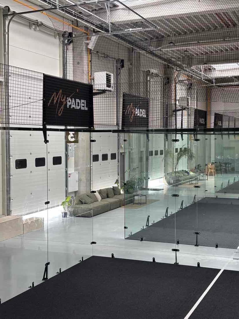 Hala MyPadel: korty za szkłem i strefa z kanapami