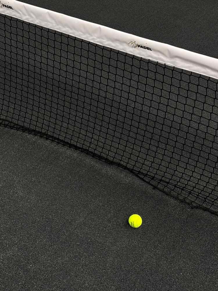 Siatka i piłka na korcie MyPadel