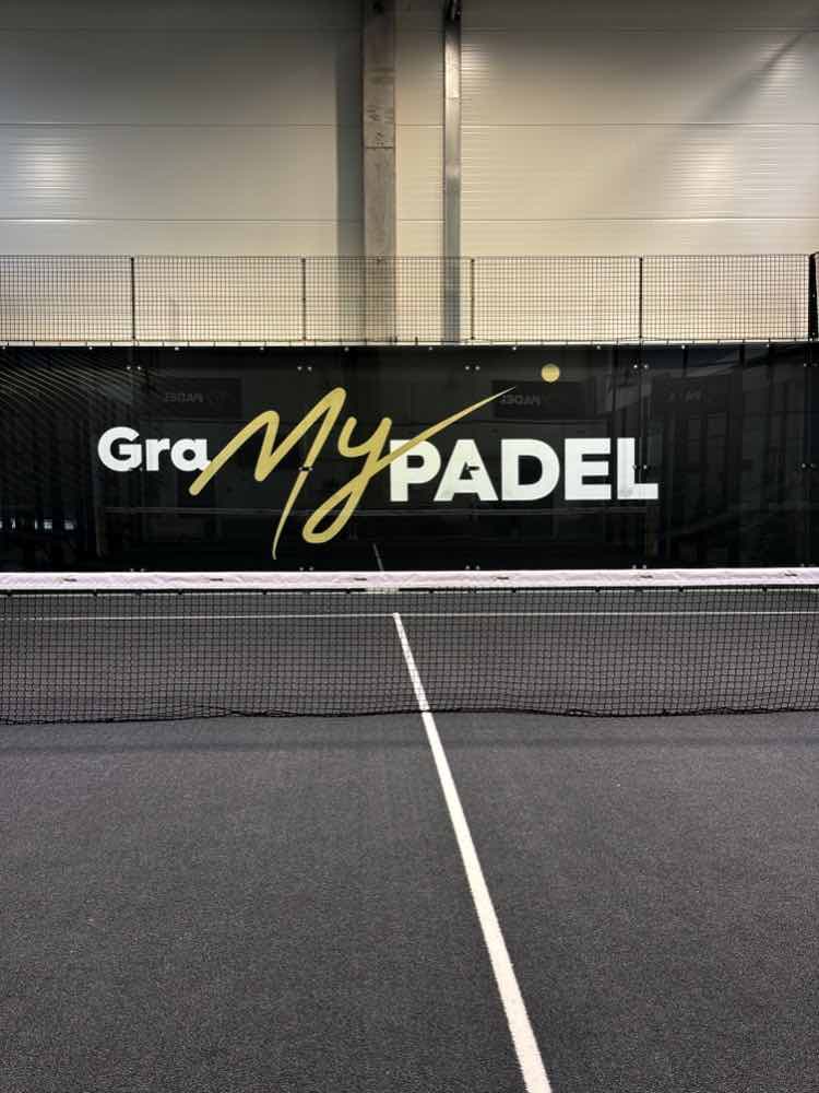 Napis Gra My Padel na ścianie kortu