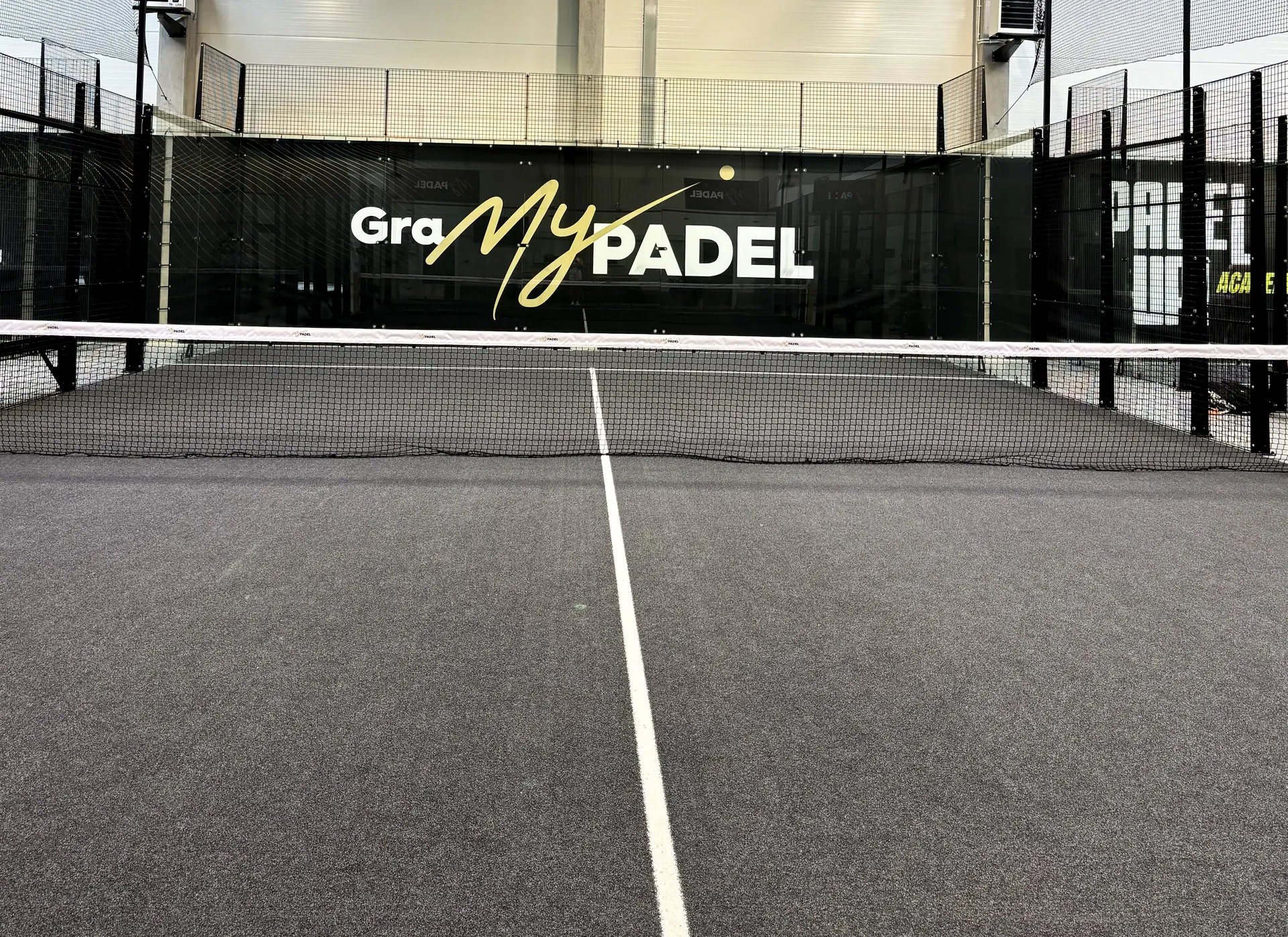 Kort MyPadel z napisem Gra My Padel za siatką